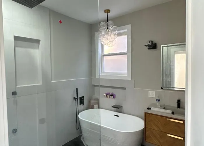 Sleek Avondale Condo Spa Bath 2 Bed King And Queen And Garage