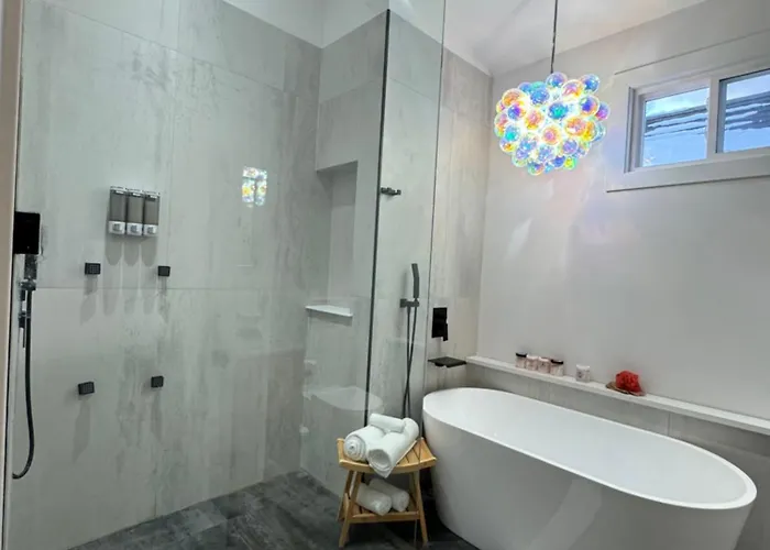 Chic Luxe Spa Retreat Light Filled King Bed Garage