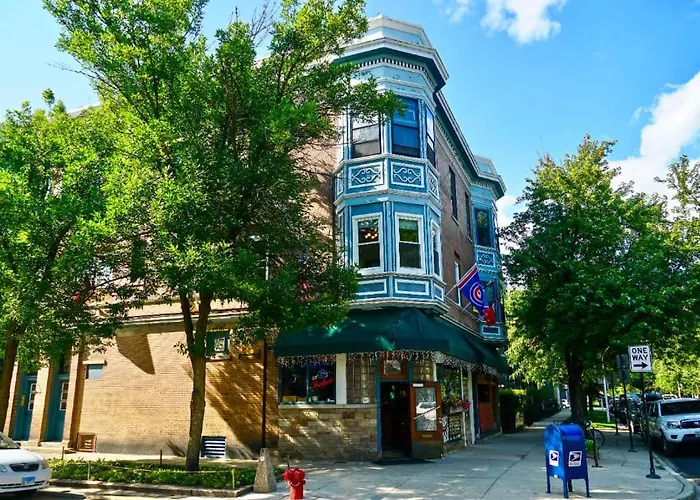Cubs Apt Near Wrigley