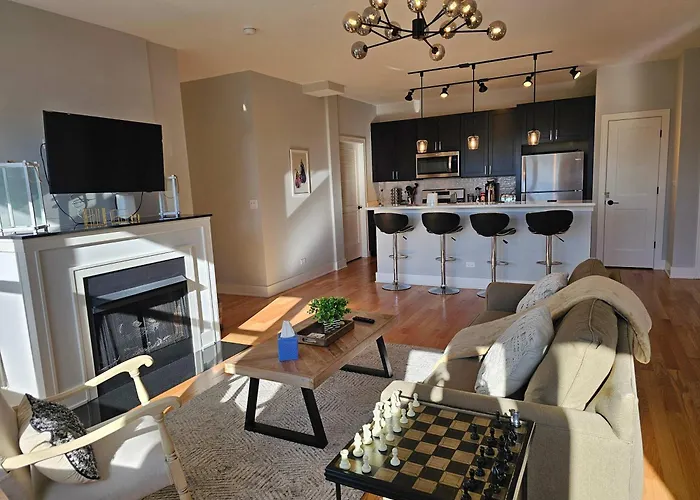 Updated 3 Bedroom Chicago Downtown Pilsen
