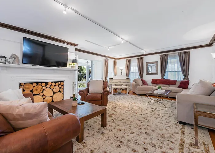 - King Bed - Massive Yard - Fully Equipped Condo