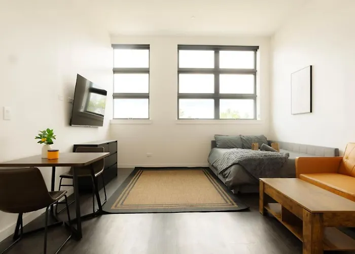 Above The Roots - Elegant And Bright Studio Stay