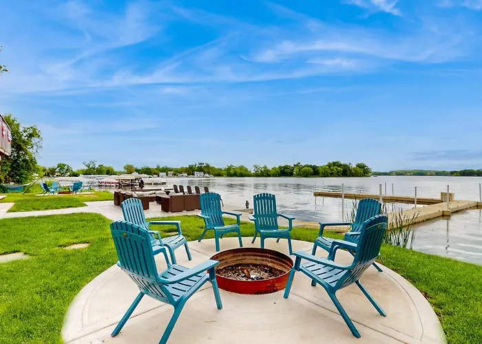Waterfront Fun! Group Getaway On Lake Marie