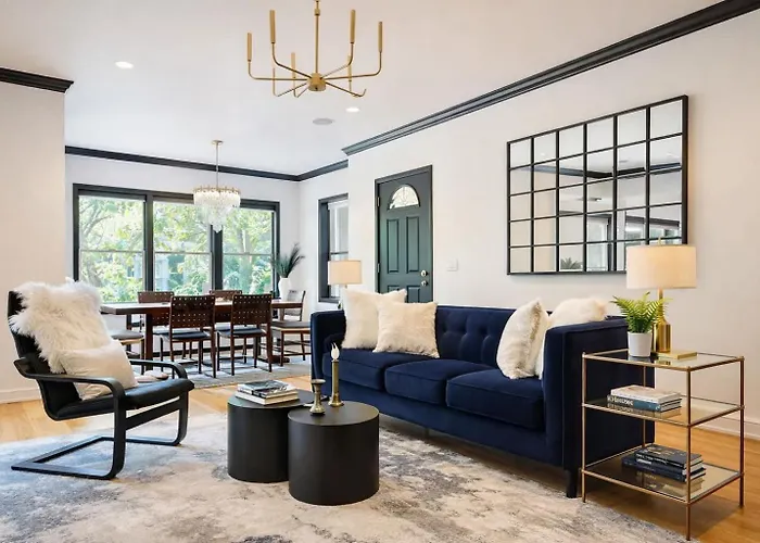 Cozy Wicker Park Home With Movie Room