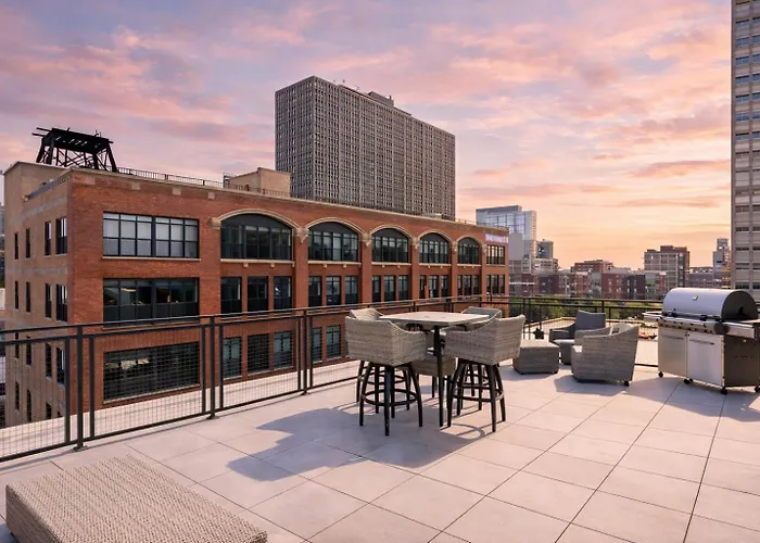 South Loop 2Br Retreat Near Grant Park, Soldier Field, Adler Planetarium & Columbia College