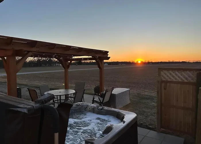 Prairieview Cottage Retreat - Hot Tub Sunsets