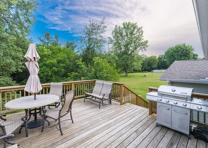 Luxury 4 Bedroom Home With Heated Garage And Deck Near Peoria Airport
