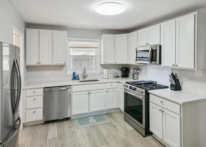 Beautiful Updated 5 Bedroom Home In Downtown Libertyville Near Naval Base