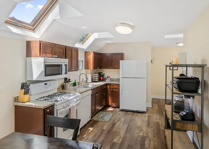 Beautiful Updated 5 Bedroom House Near Naval Base