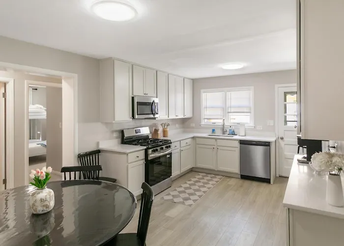 Spacious New 5 Bed Family Retreat Near Naval Base