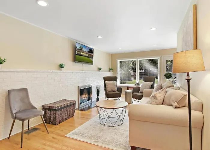 Dt Libertyville Home With 2 Fireplaces By Navy Base