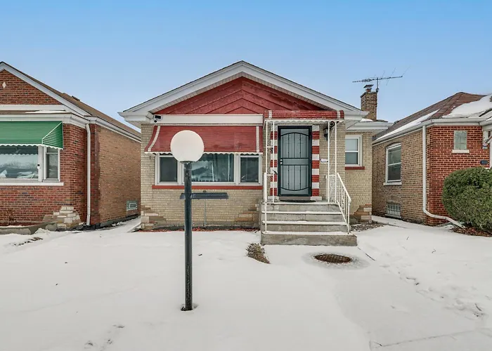 Commuter-Friendly Bungalow In Chicago'S South Side