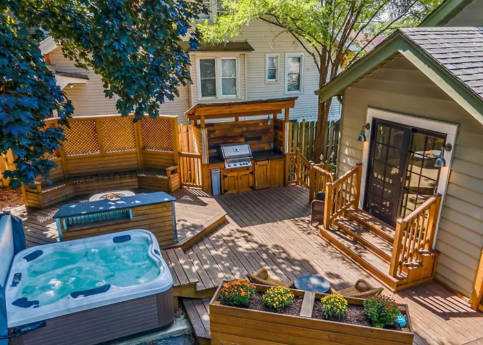 Walk To Fox River Grove Train Station + Hot Tub!