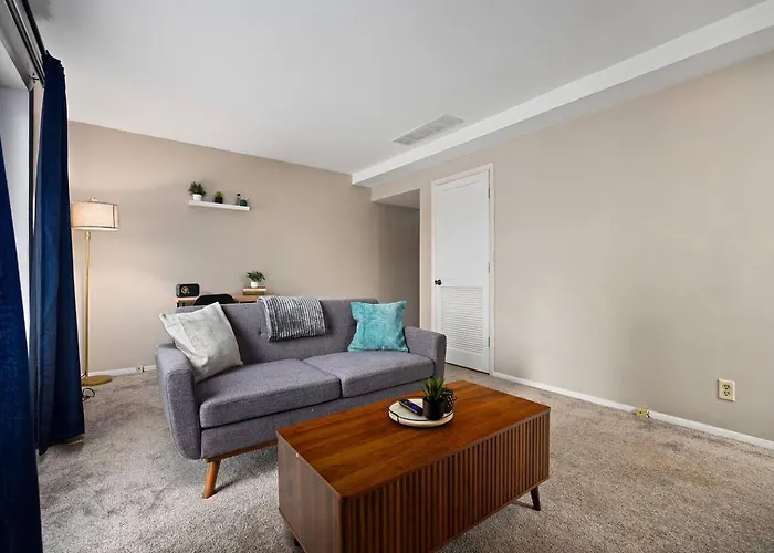 Midterm Stay Gem - Near Downtown With Workspace