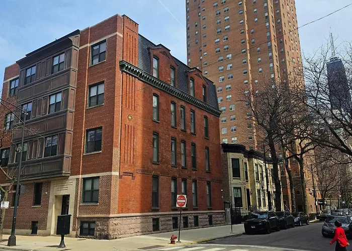 Gold Coast Downtown Chicago Sleeps 20