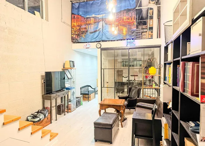 Comfort West Urban Chicago Loft House