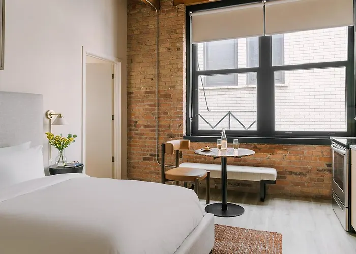 Livn West Loop Chicago Classic Queen Studio