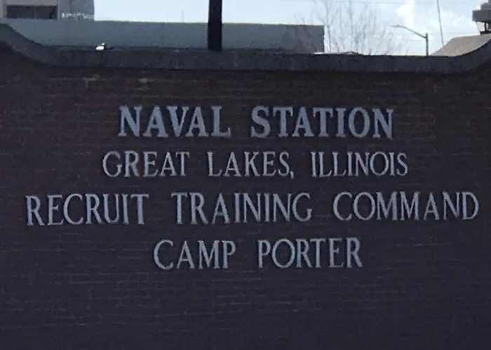 Cozy 2 Bed Apt 2 Train Stops To The Naval Base
