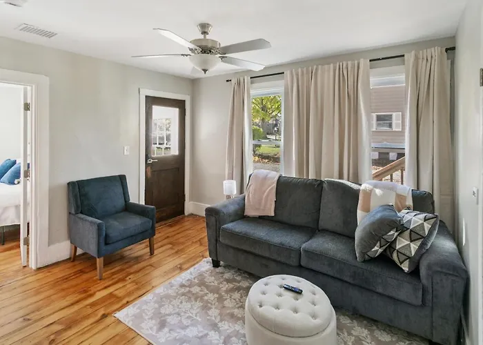 Cozy Spot In Heart Of Libertyville Near Naval Base