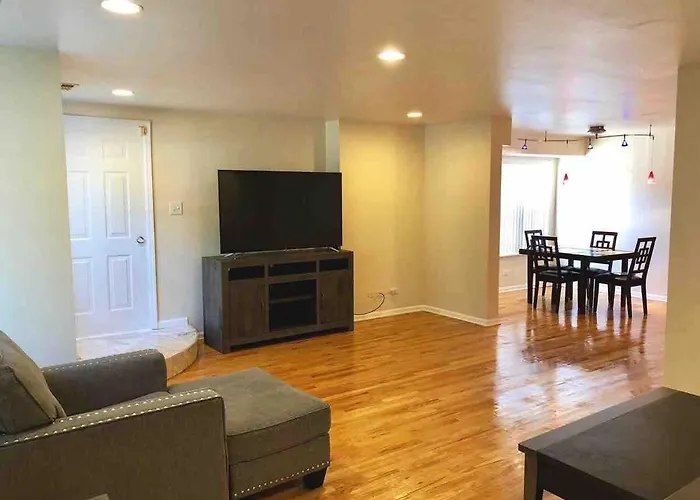 Spacious 2Br Near Univ Of Chicago Home Away From Home