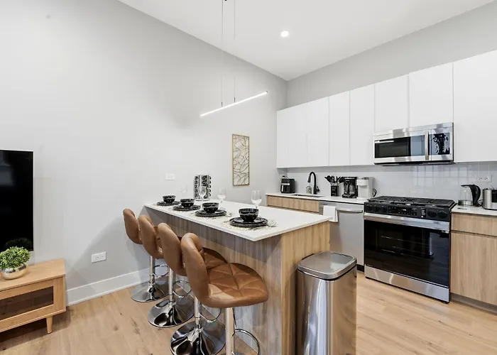 Comfy Condo - Gym Free Parking & Modern Amenities