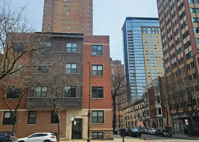 Gold Coast Downtown Chicago Sleeps 20