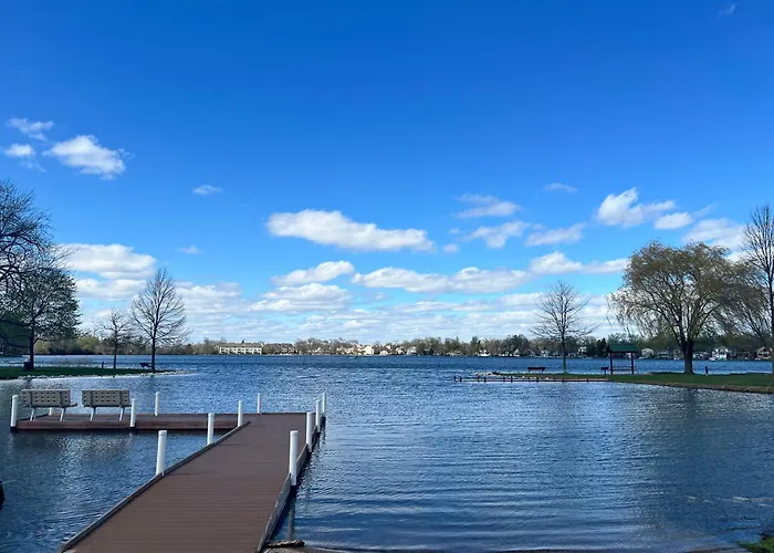Ivp Manor House By Lake Beach And Naval Base