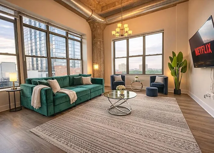 Spacious 3Br Corner Stay With Optional Parking And Gym Access Near Mccormick Place, Grant Park And Soldier Field