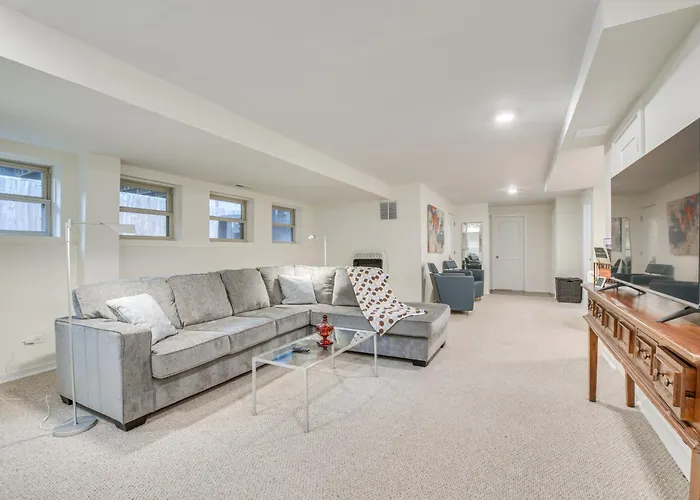 Walk To Lake Michigan: Chicago Apt W/ Yard