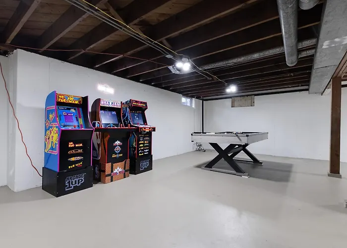 Spacious 3 Bedroom Home With Game Room And Parking
