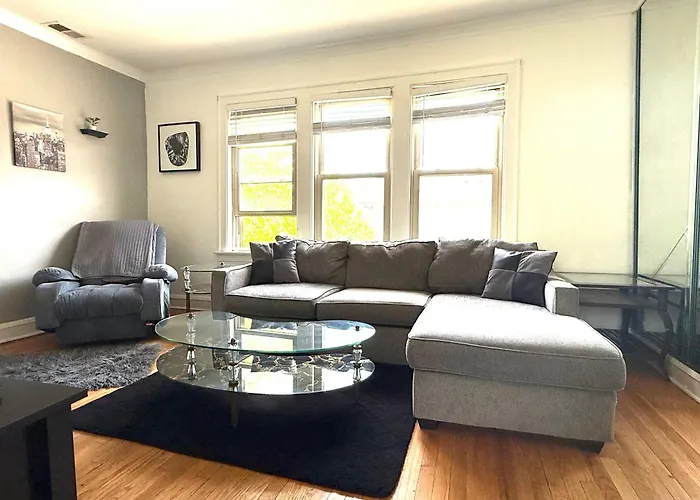 Prime Location - Cozy 3Bd Near Downtown! Free Parking & Fast Wifi!