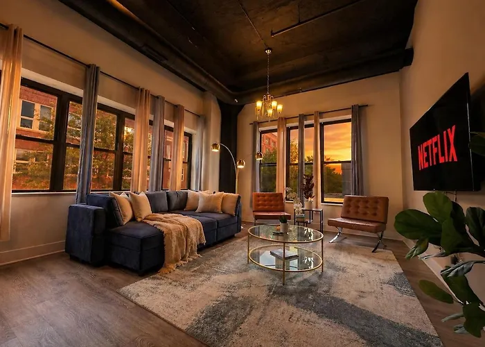 Group Friendly Spacious 3Br Suite With Optional Parking And Gym Access Sleeps 10 Guest Near Mccormick Place And Soldier Field