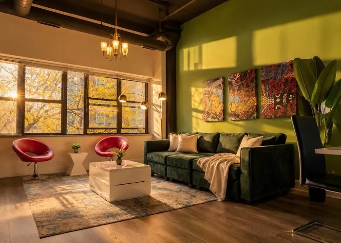 Spacious 3br-2ba designer suite in near McCormick Place