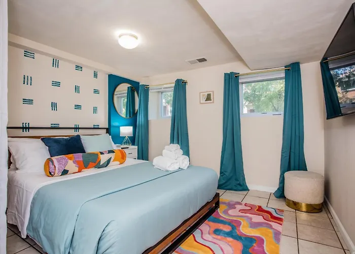 Walk To Train L Near Attractions And Ord L Free Parking L Patio