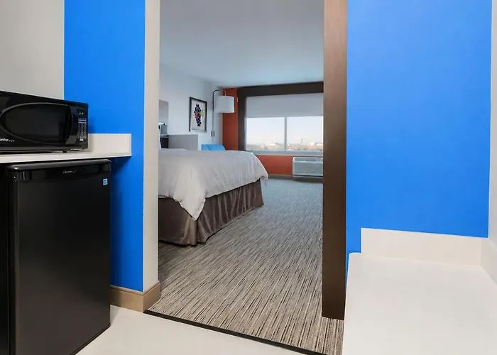 Holiday Inn Express & Suites Chicago O'Hare Airport By Ihg