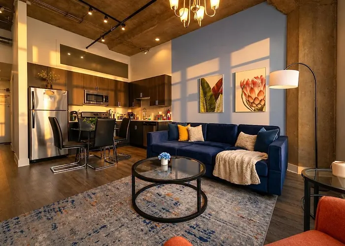 Charming 2Br Apartment With Skyline View, Optional Parking & Gym Access Near Mccormick Place, Lakefront And Soldier Field