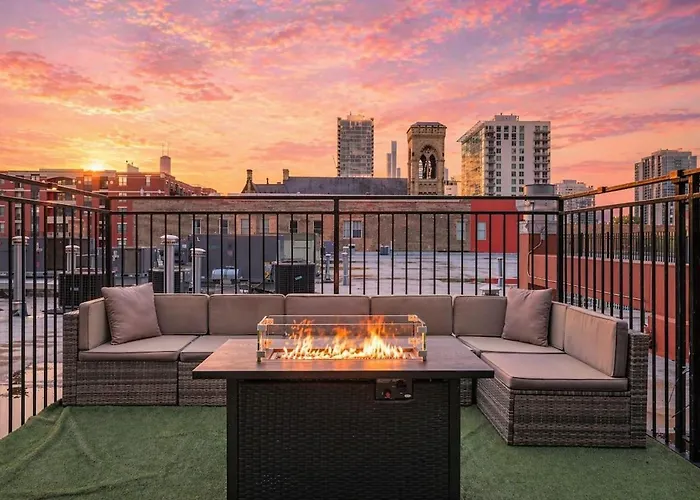 Spacious 2Br South Loop Suite With Skyline View, Optional Parking And Gym Access Close To Mccormick Place, Grant Park, Museum Campus & Cta Lines