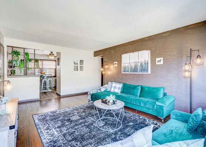 Top Rated Condo •King Bed • Safe Historic Location