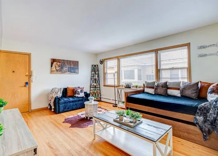 King Bed • 2Br • Sleeps 13 • Historic Location