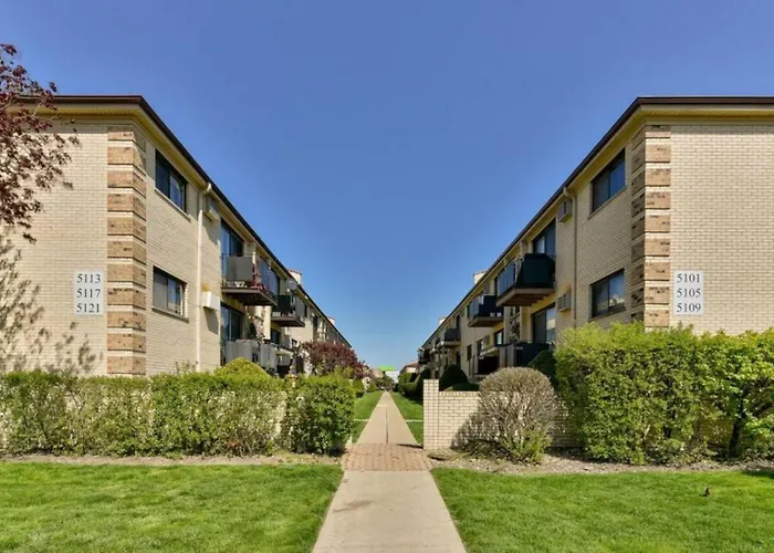 Mins From O'Hare • Safe Location • Private Parking