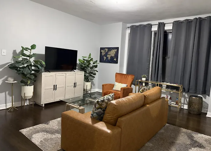 2 Bedroom Apt Near U Chicago Campus & The Lakefront!