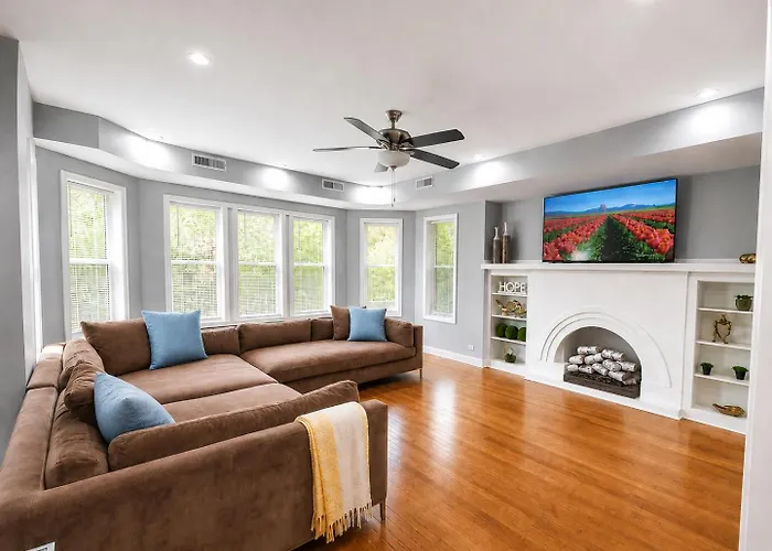 Beautiful Big 3 Bedroom Quiet Apt Near Downtown