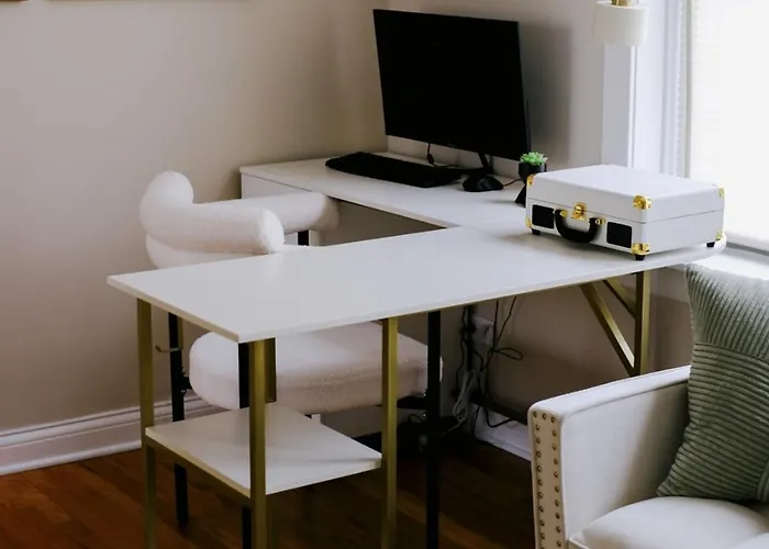 Sleeps 4 • New Modern 1Br • Private Workspace