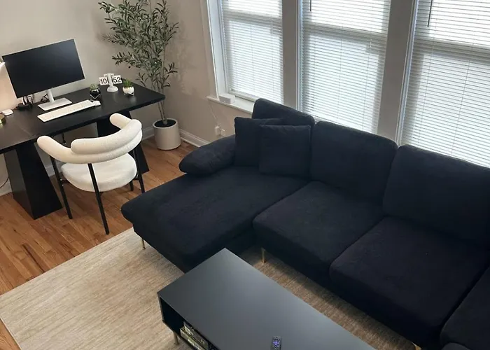Private Workspace • Sleeps4 • Modern Stylish Stay