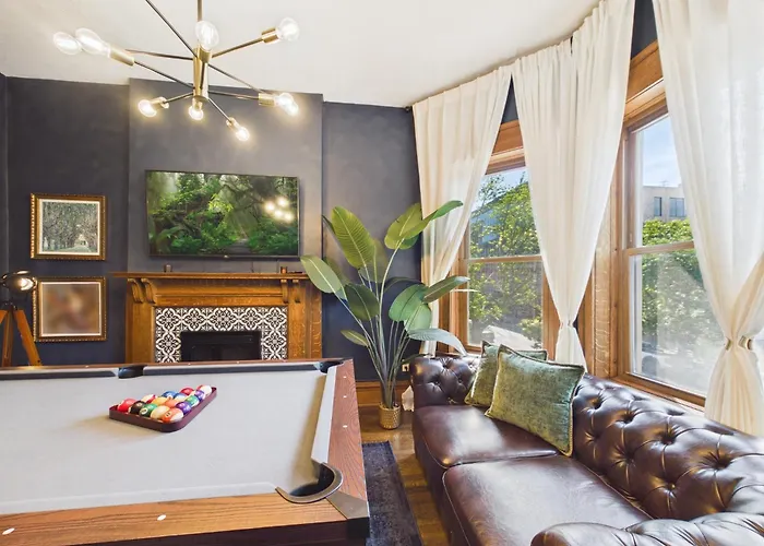 The Wrigleyville Art Deco Executive Suite Garage