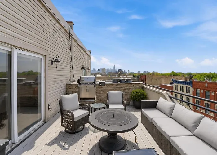 Amazing Wicker Park Penthouse With Skyline Views