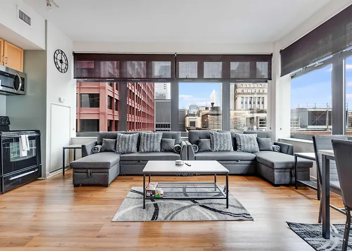 Downtown Chicago Stay With Free In & Out Parking 5