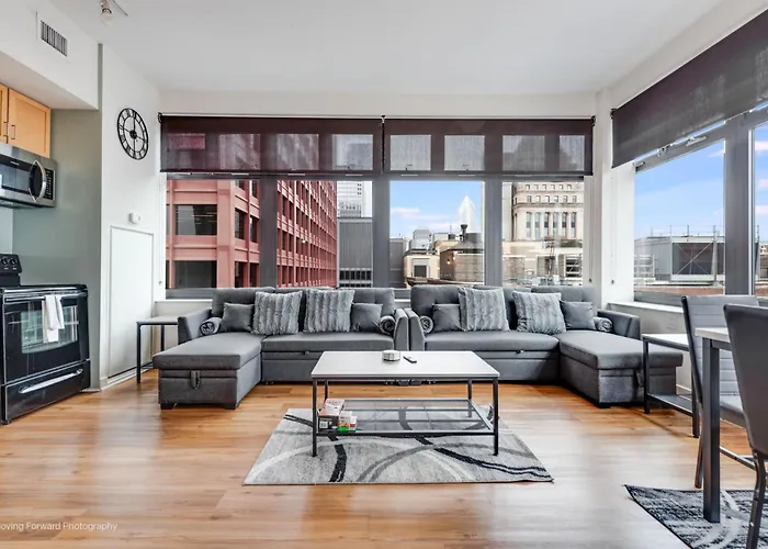 Downtown Chicago Stay With Free In & Out Parking 5