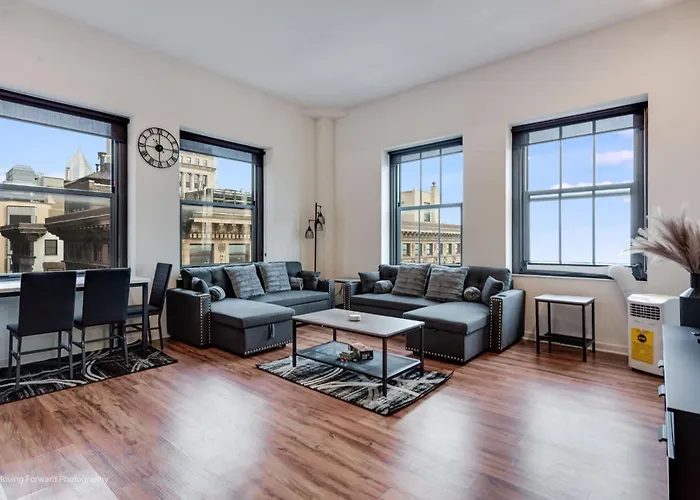 Downtown Chicago Stay With Free In & Out Parking 4