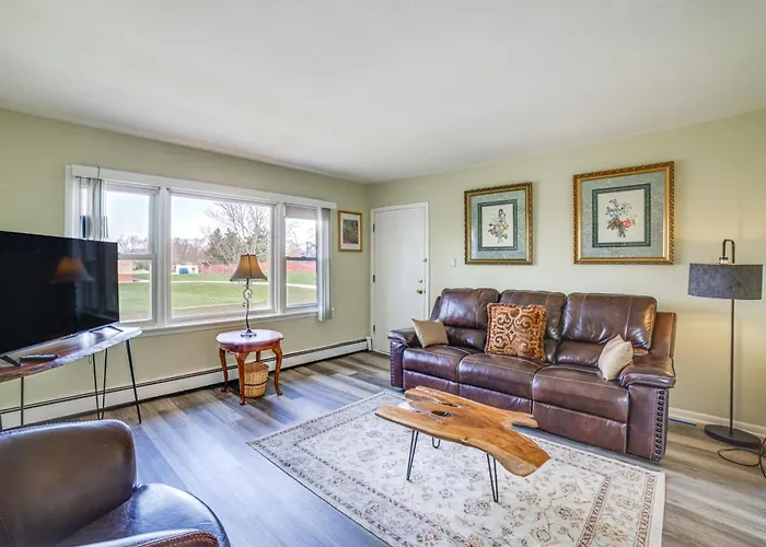 Cozy Couples Escape In Homewood: Pets Welcome!